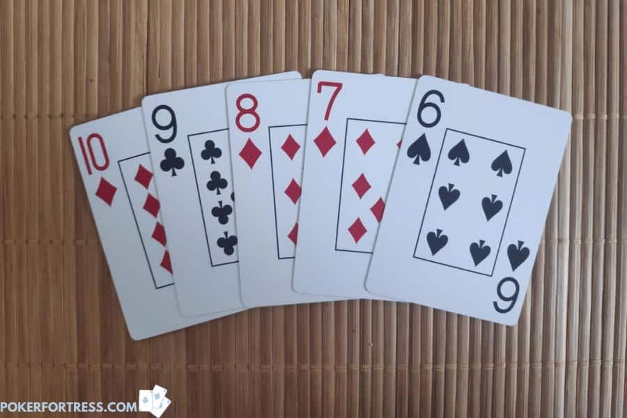 Straight adalah pegangan tepuk dalam undian kartu poker 5.