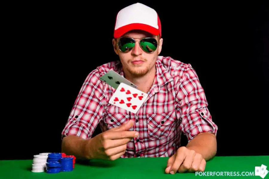 pemain poker menunjukkan kartu saat melipat